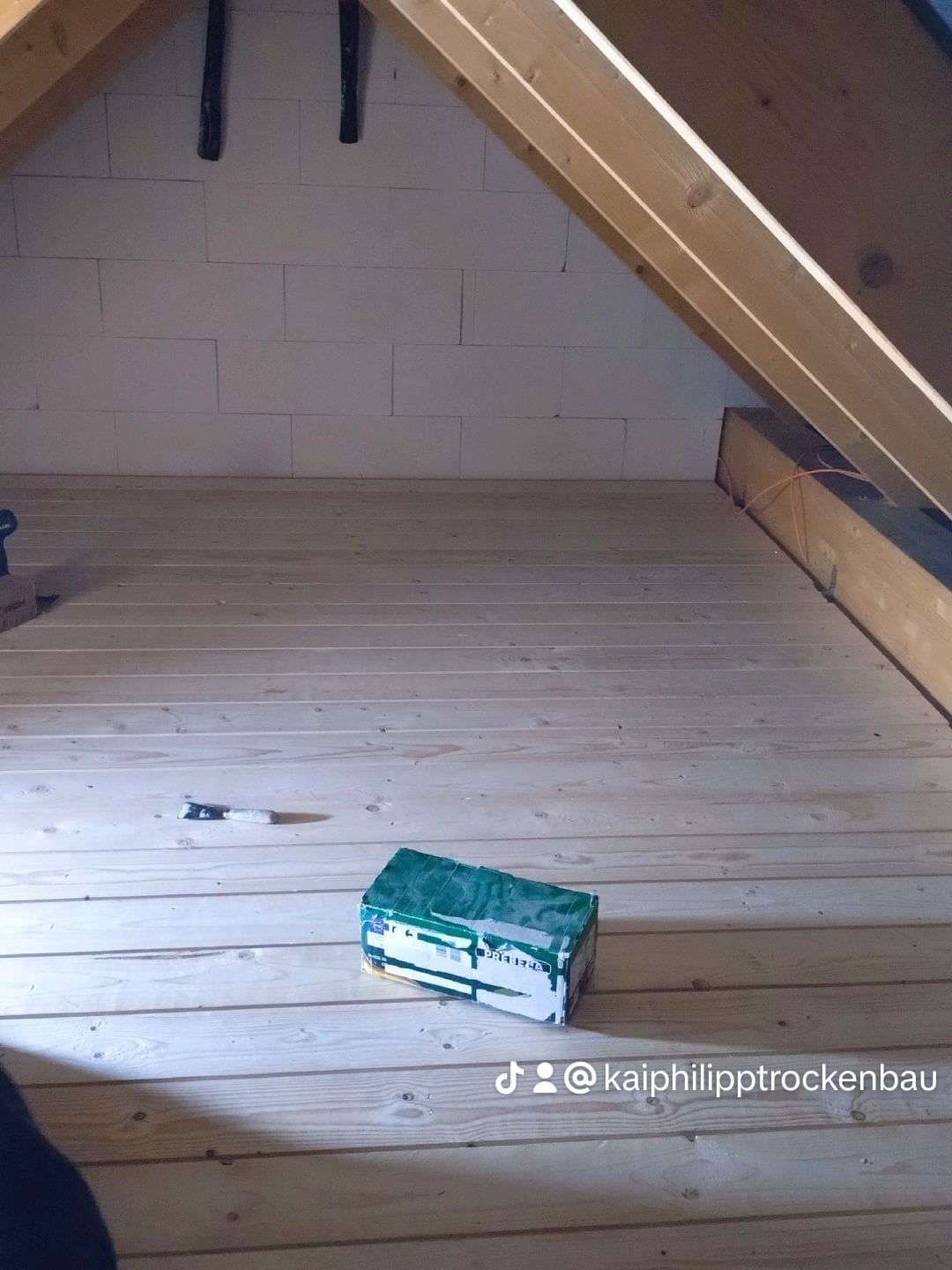 Fast fertiger Fußboden im Spitzboden