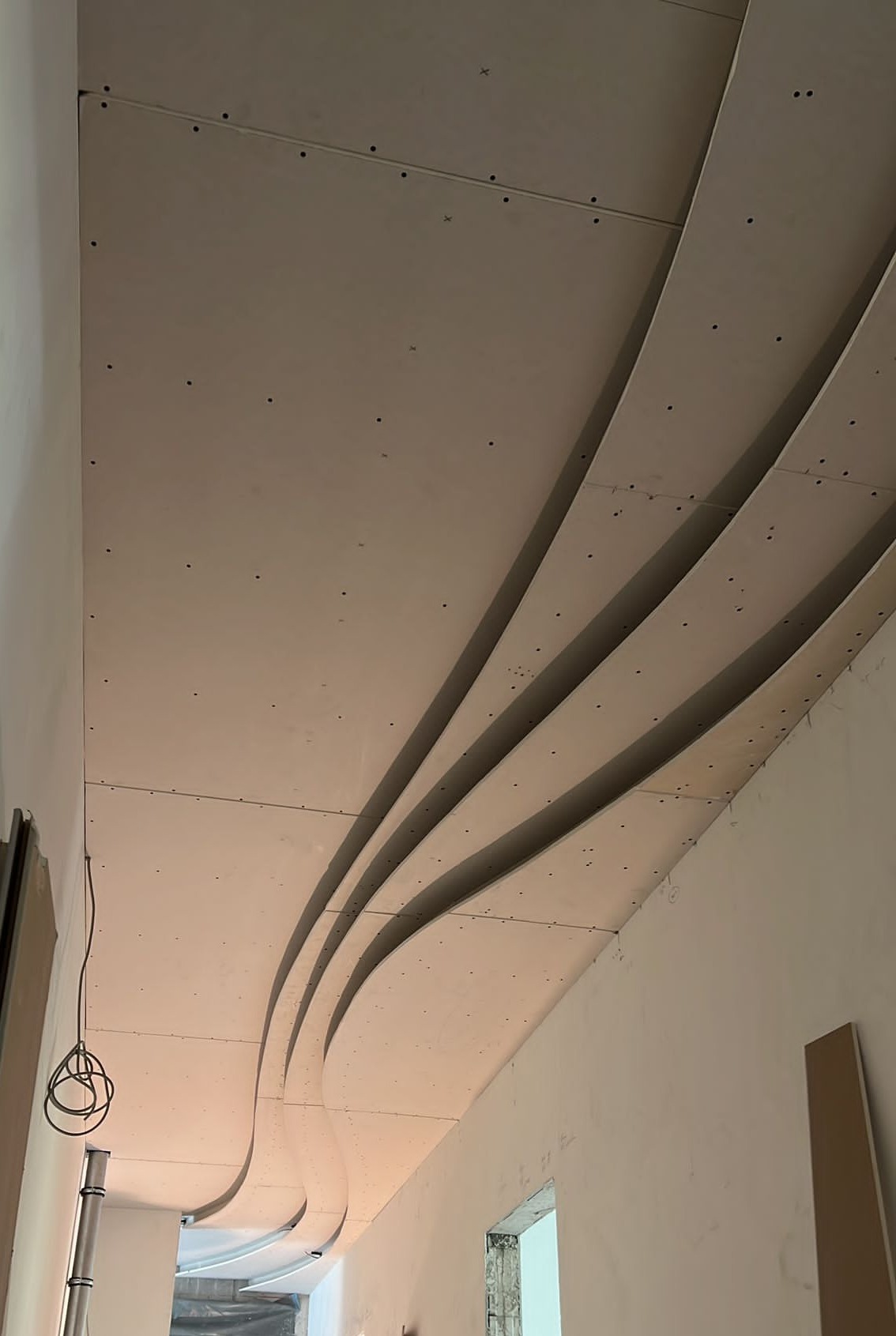 Geschwungene Lichtvoute im Bau