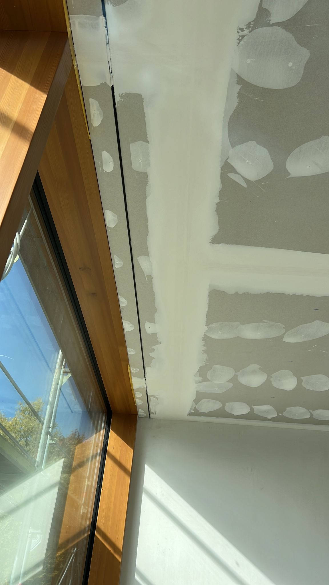 Fertig verspachtelte Decke mit Gardinenschiene