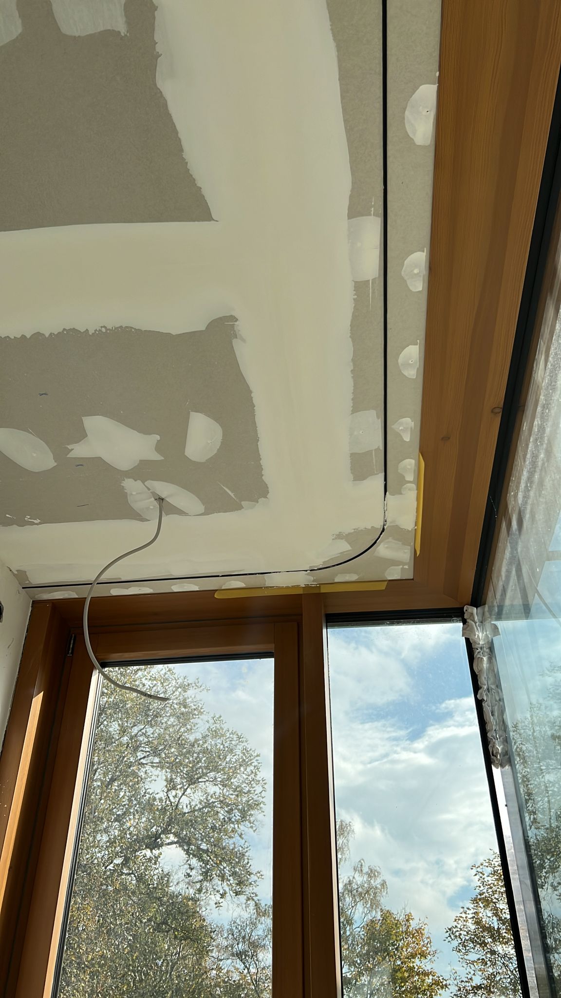 Sauberer Abschluss der Gardinenschiene an der Decke